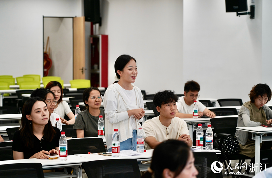 青年宣讲骨干们在“乔司好声音”理论宣讲名师工作室交流。人民网记者 陈陆洵摄