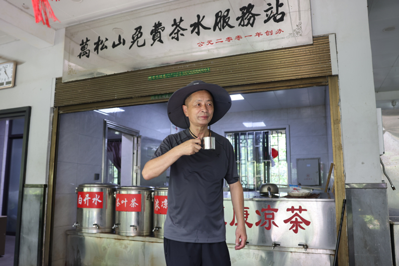 市民爬完山后在亭内歇脚。张欣摄