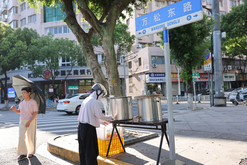 瑞安街头的“迷你伏茶亭”。张欣摄