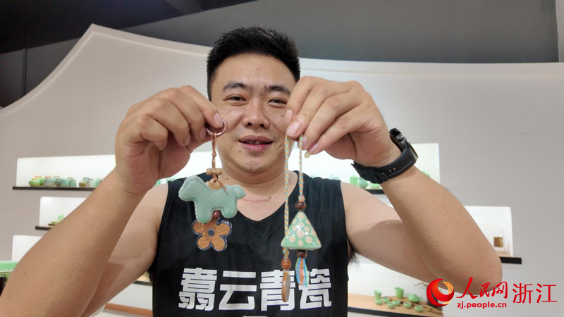 金鑫展示自家的青瓷文创产品。人民网 刘欣蔚摄