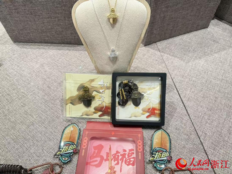 龙泉宝剑文创产品。人民网记者 方彭依梦摄