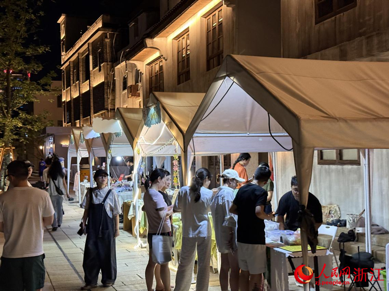市民游客在朔门历史文化街区散步、逛集市。人民网记者 方彭依梦摄