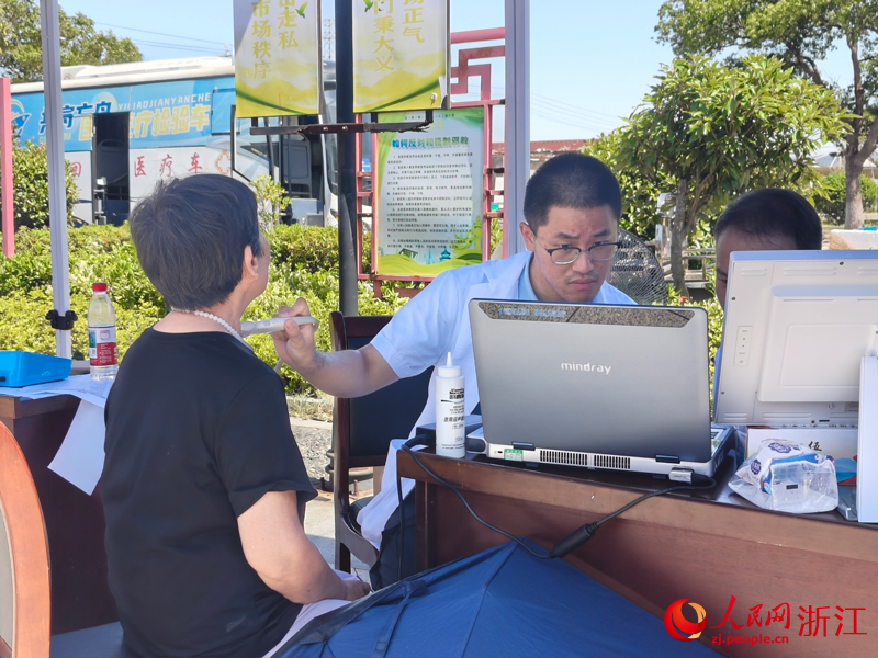 普陀医院医生正为桃花岛的市民进行甲状腺检查。人民网 刘欣蔚摄