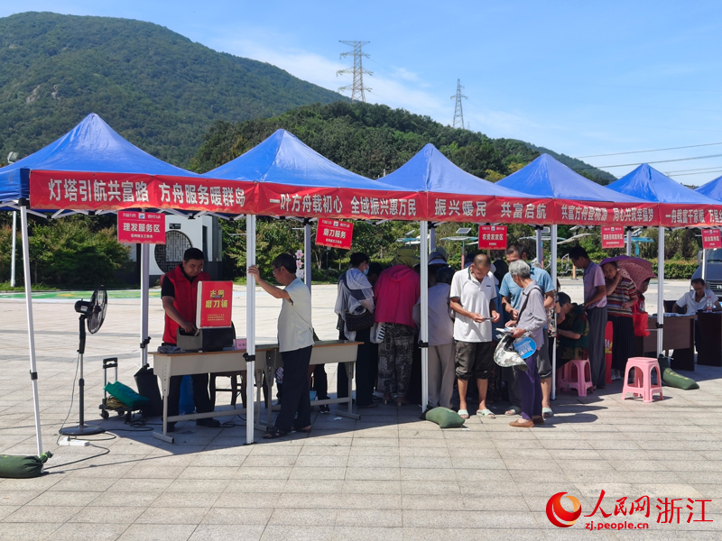 “共富方舟”活动中，市民享受各类便民服务。人民网 刘欣蔚摄