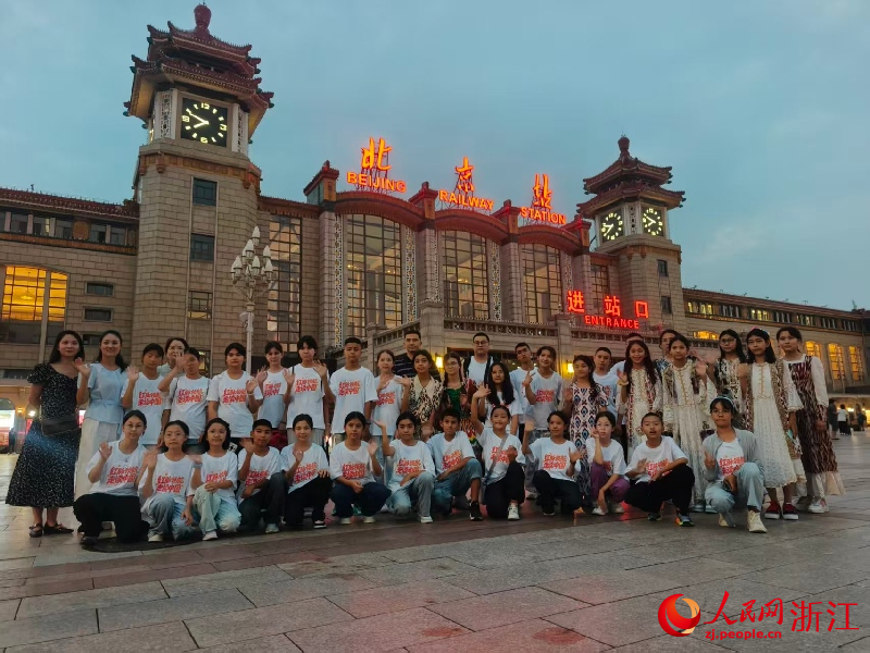 阿克苏研学学子在北京站合影留念。人民网 刘欣蔚摄
