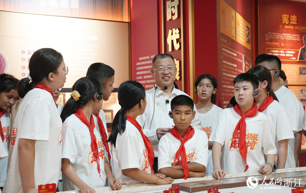 浙江东方博物馆馆长为研学学子们讲解。人民网 刘欣蔚摄