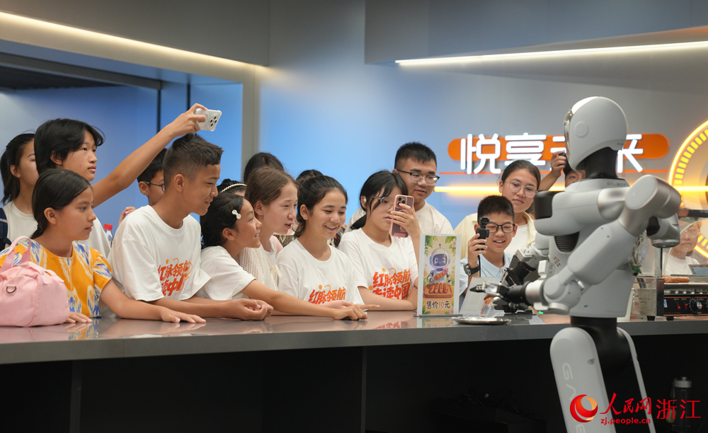 来自新疆阿克苏和浙江杭州的学子参观杭州市具身智能展示中心。人民网 刘欣蔚摄