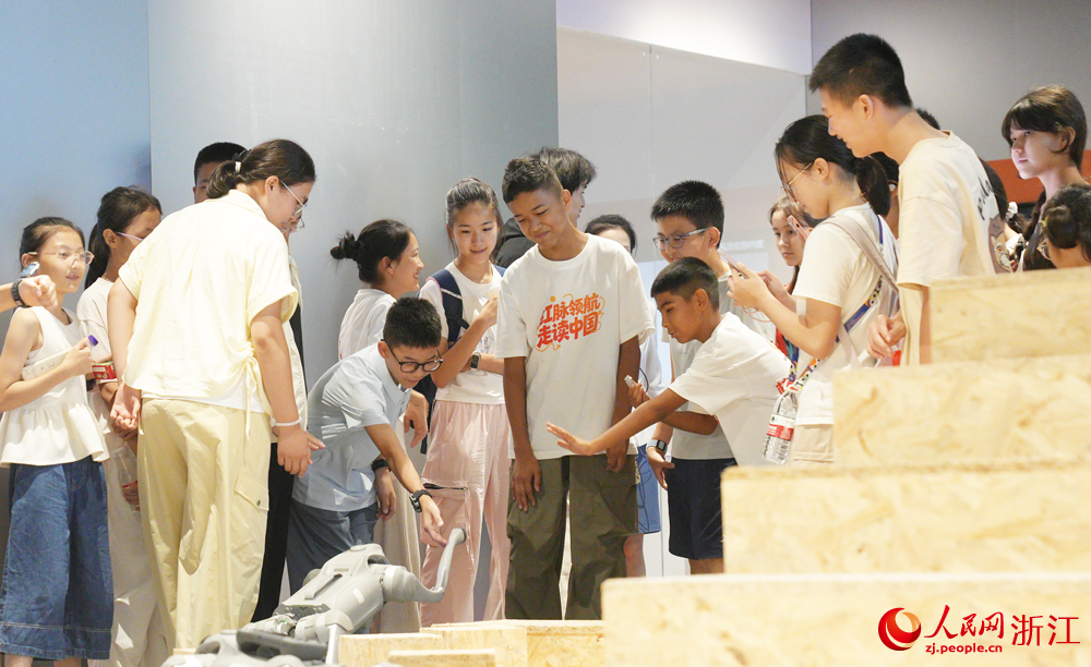 来自新疆阿克苏和浙江杭州的学子参观杭州市具身智能展示中心。人民网 刘欣蔚摄