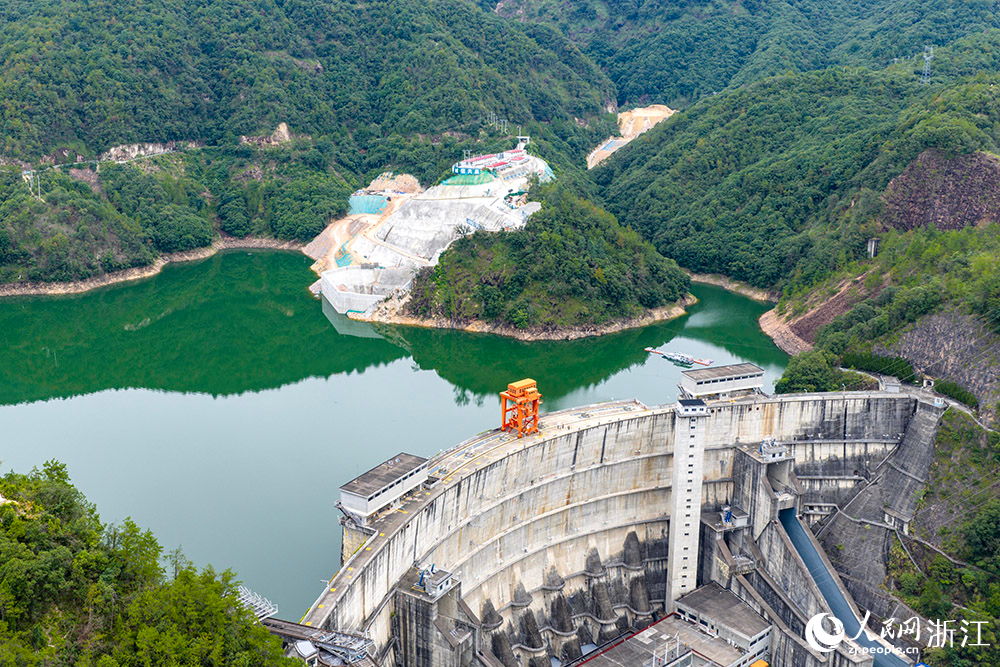 浙江省丽水市云和县，紧水滩混合式抽水蓄能电站建设正酣。人民网 章勇涛摄