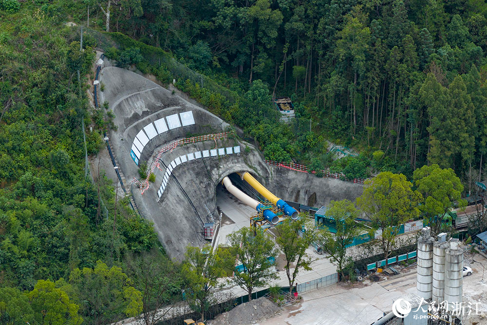 浙江省丽水市云和县，紧水滩混合式抽水蓄能电站建设正酣。人民网 章勇涛摄
