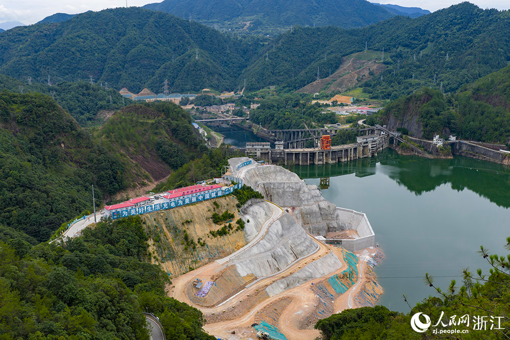 浙江省丽水市云和县，紧水滩混合式抽水蓄能电站建设正酣。人民网 章勇涛摄