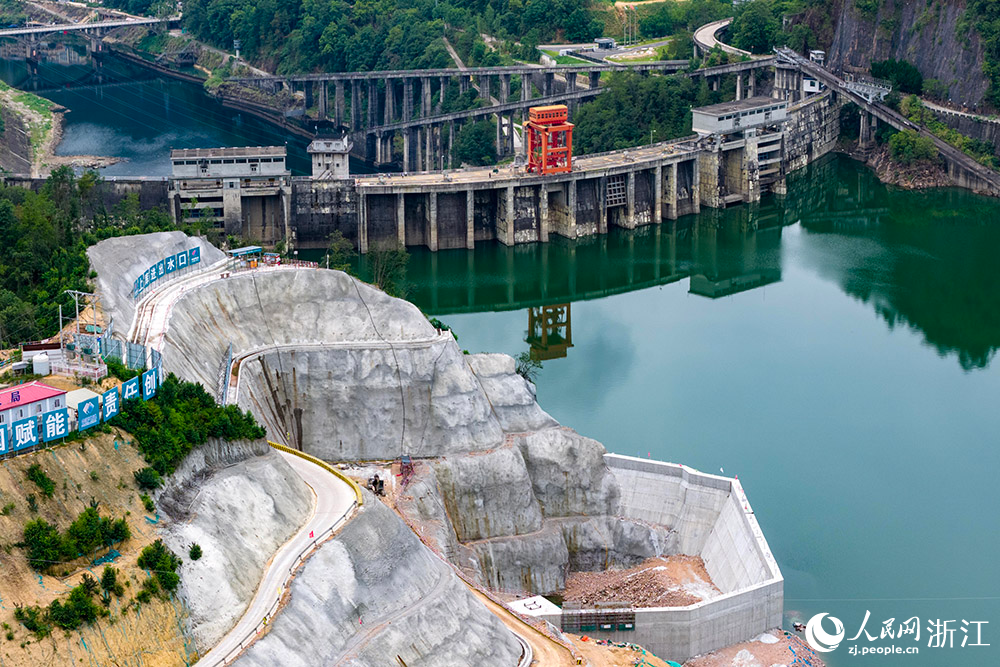 浙江省丽水市云和县，紧水滩混合式抽水蓄能电站建设正酣。人民网 章勇涛摄