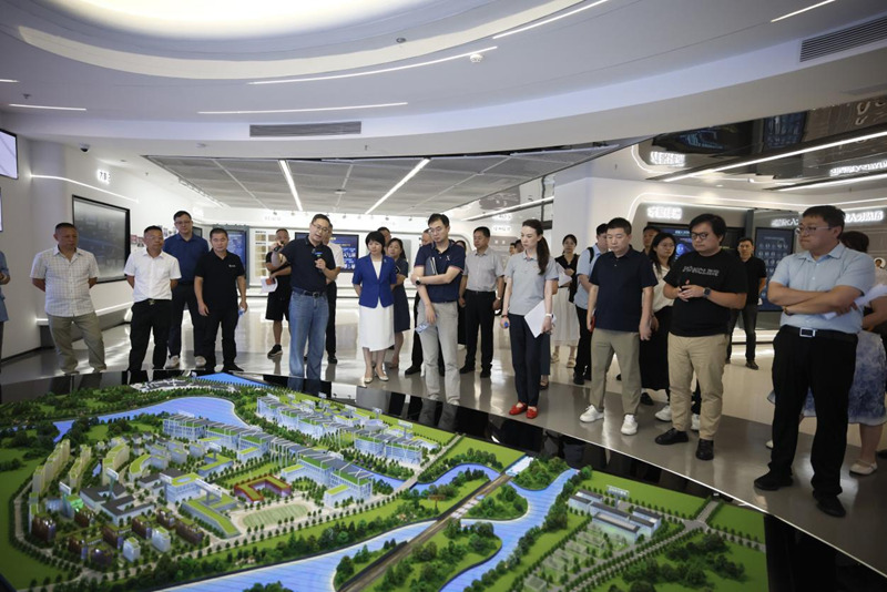 会前，与会人员分组参观考察。嘉善县委宣传部供图