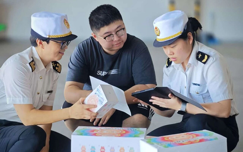 海关人员进行查验。下沙港海关供图