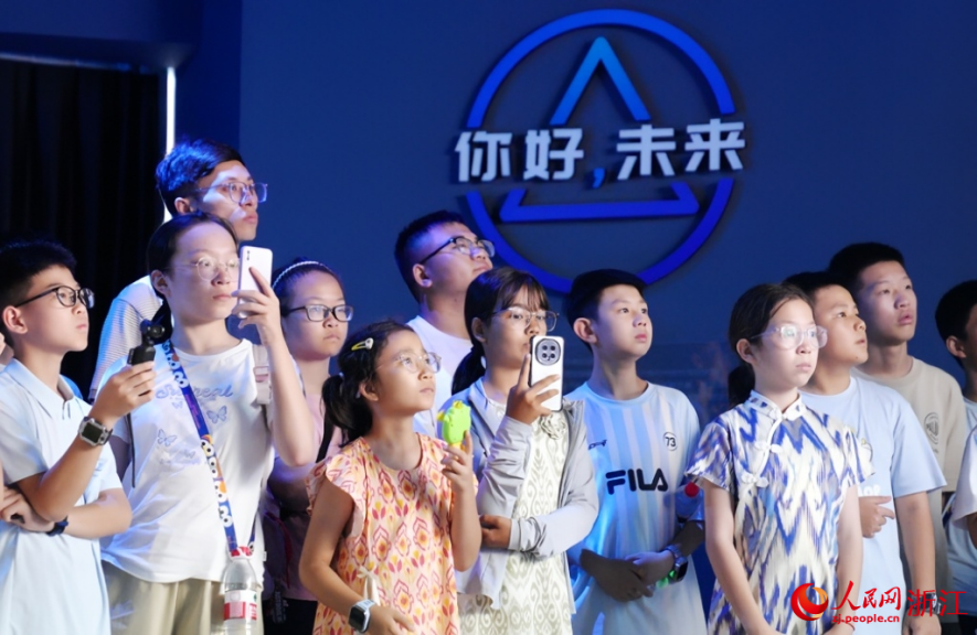 杭阿研学学子参观杭州市具身智能展示中心。人民网 刘欣蔚摄