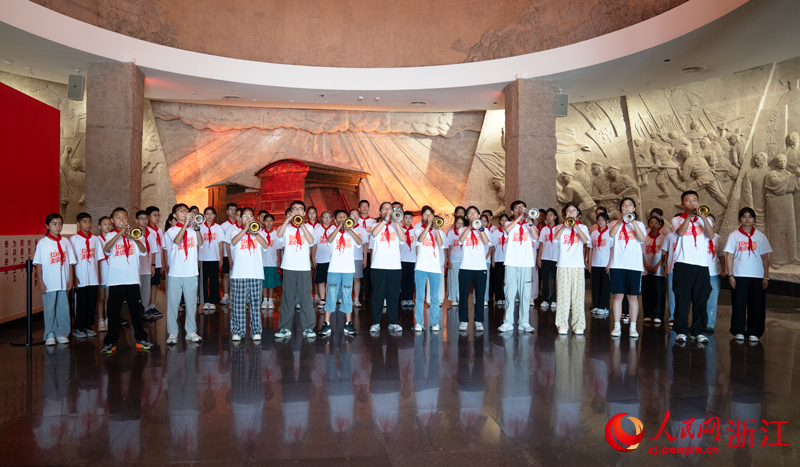 7月27日，嘉兴南湖革命纪念馆内，研学学子们共同吹响小号。人民网 刘欣蔚摄