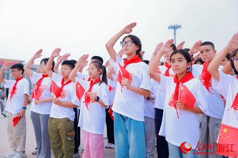7月25日，杭阿研学学子在北京天安门广场一同观看升旗仪式。人民网 刘欣蔚摄