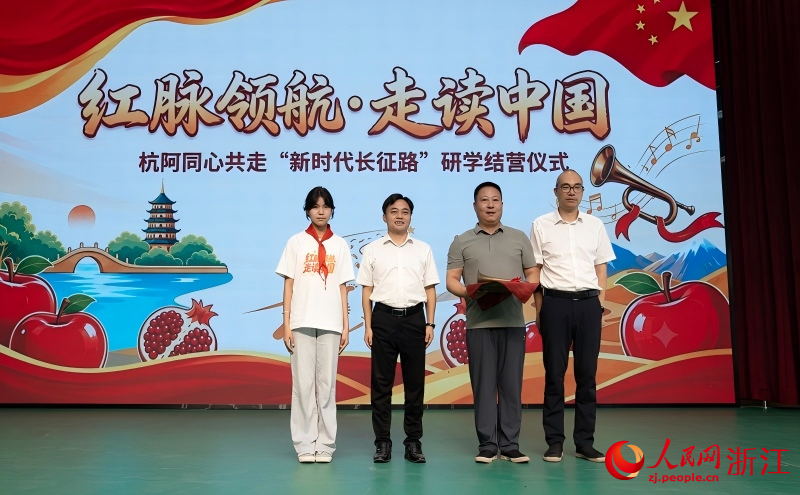    8月1日，军号正式移交至阿克苏市青少年活动中心永久陈列。人民网 刘欣蔚摄