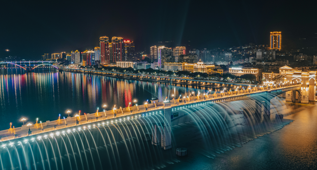 网红桥夜景。杨占华摄