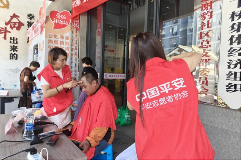 提供便民服务。平安产险宁波分公司供图