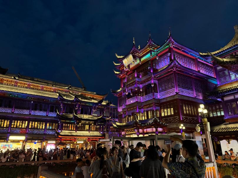 豫园夜景。实习生汪雅欣摄