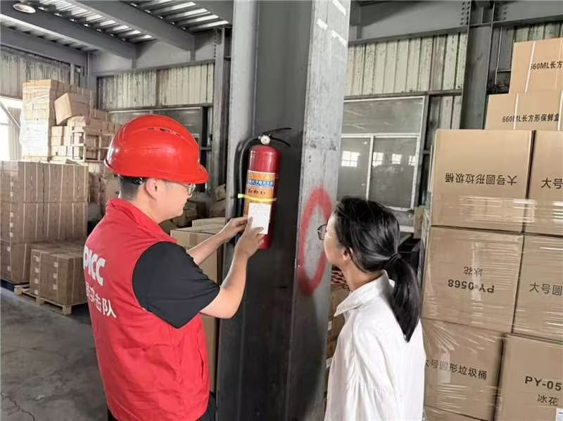 非车险防灾小组赶赴投保企业开展风险隐患排查。浙江人保财险供图