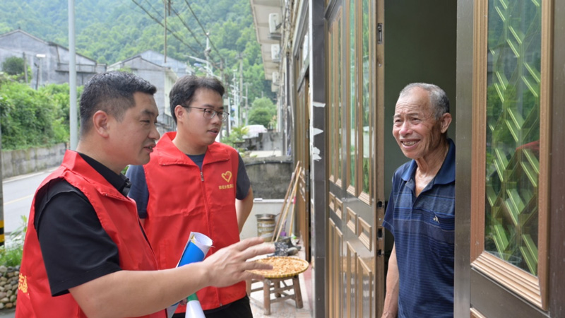 向村民讲解标识含义、普及防台知识。钟周家豪摄