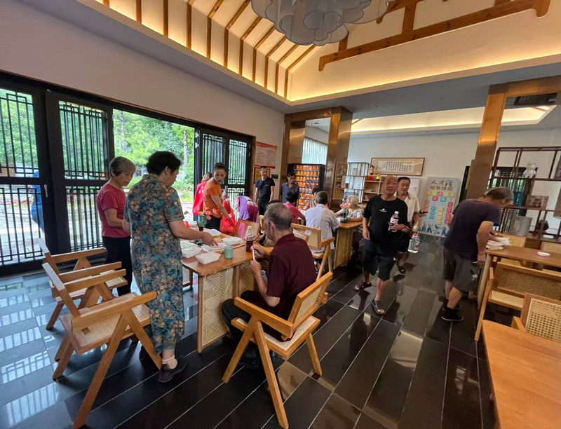 村民在民宿餐厅内用餐。大岚镇供图