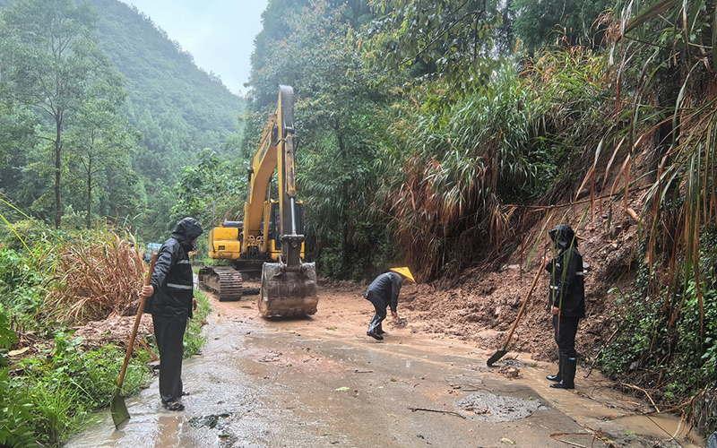 冒雨抢险疏通道路。王安摄