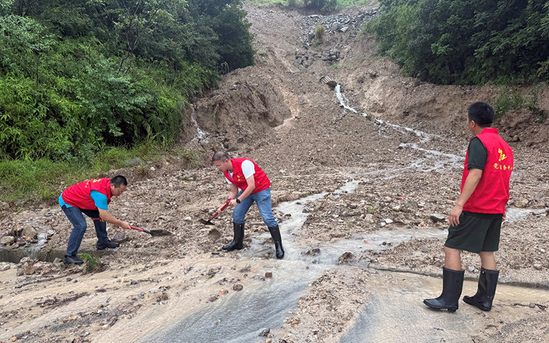冒雨抢险疏通道路。钟周家豪摄