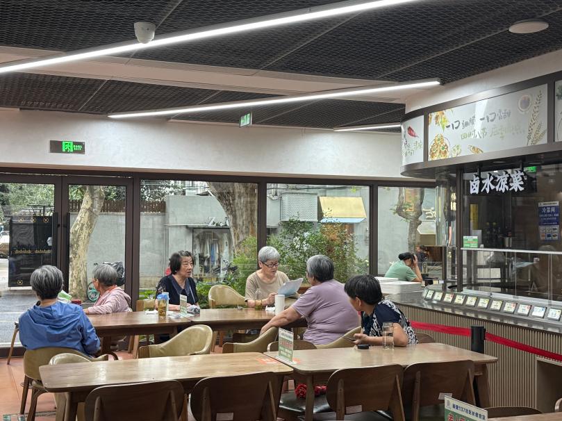 附近居民在食堂纳凉。汪雅欣摄