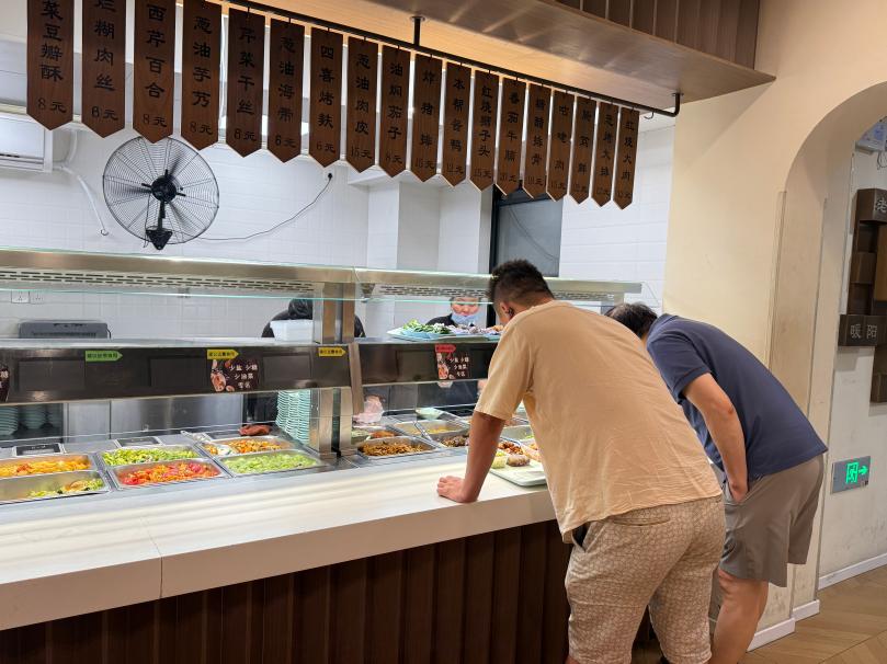 居民排队取餐。汪雅欣摄