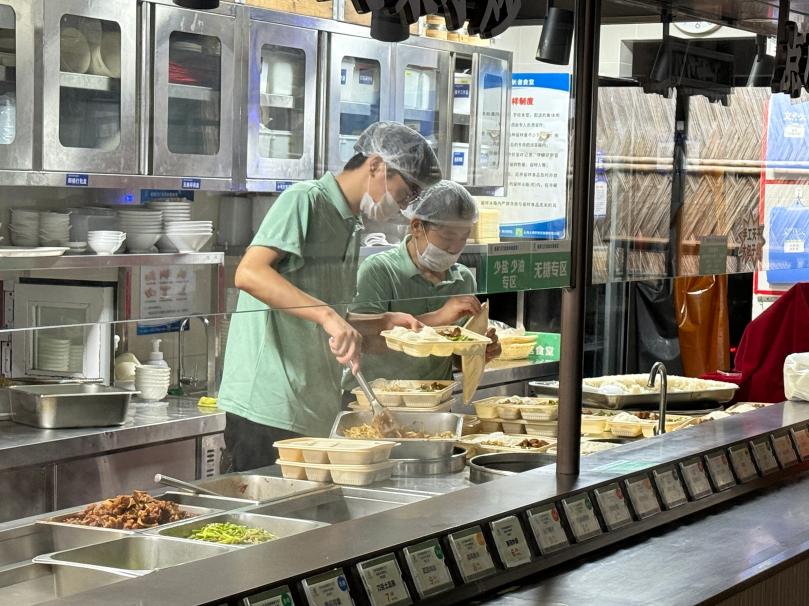 食堂打包送餐服务。汪雅欣摄