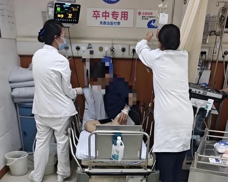外卖小哥在医院接受治疗。受访者供图
