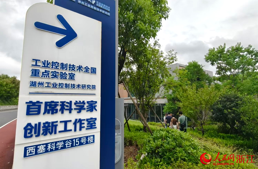 汇聚了一批。人民网记者 张丽玮摄