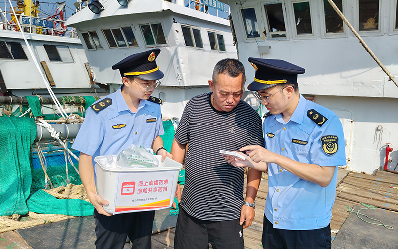 为渔民讲解常规用药。嵊泗县委宣传部供图