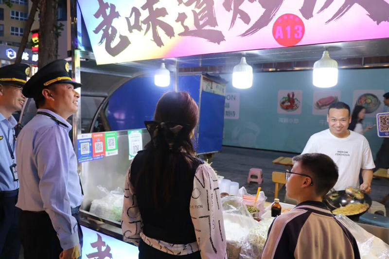 暖心治理，让夜市摊主喜笑颜开。郑正游摄