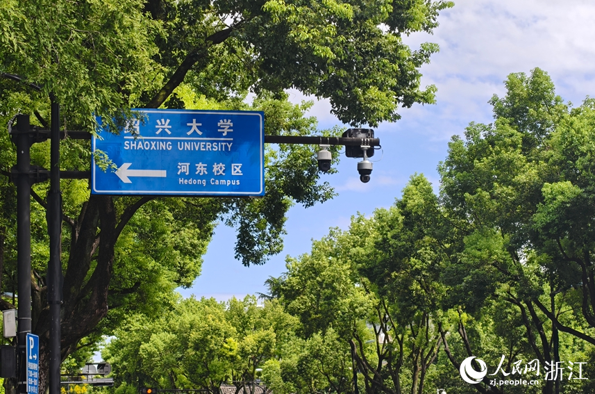 更换后的指示牌。人民网记者 张丽玮摄