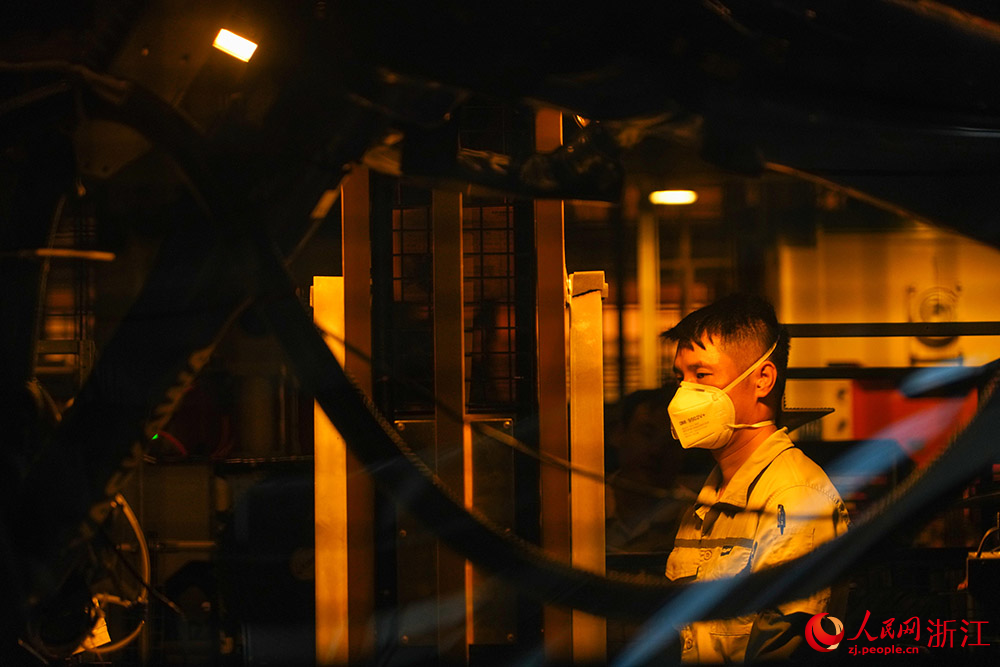在宁波前湾新区一处未来工厂内，工人在进行油烟机箱体2000W大功率焊接。人民网 章勇涛摄