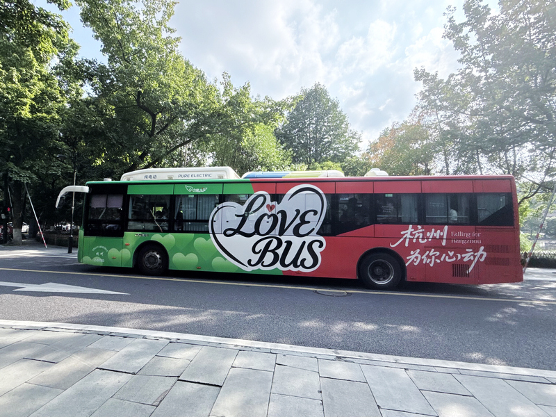 在西湖边行驶的1314路公交车。李芯妍摄