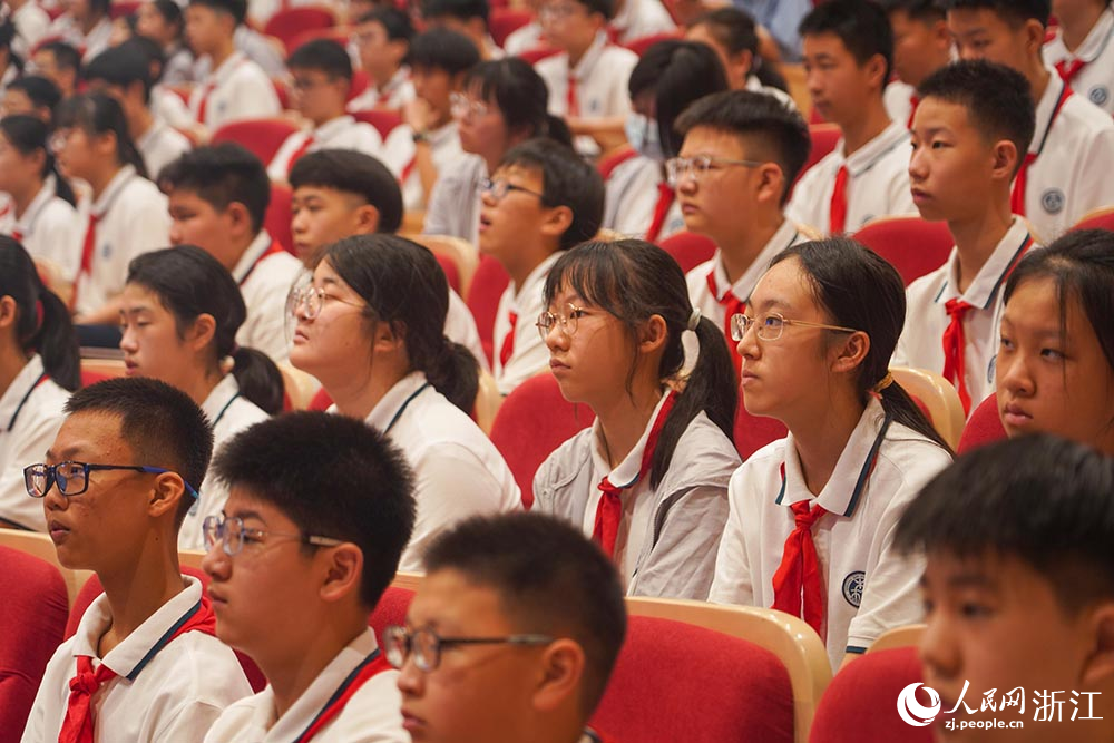 8月31日，在杭州市钱学森学校，学生在聆听讲座。人民网 章勇涛摄