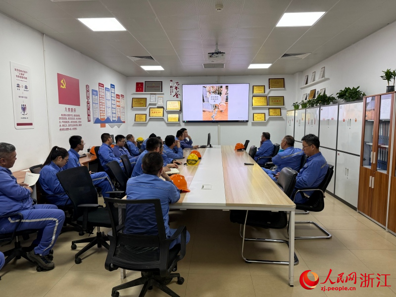 “红心班组”正在召开安全生产会议。人民网程欣 摄