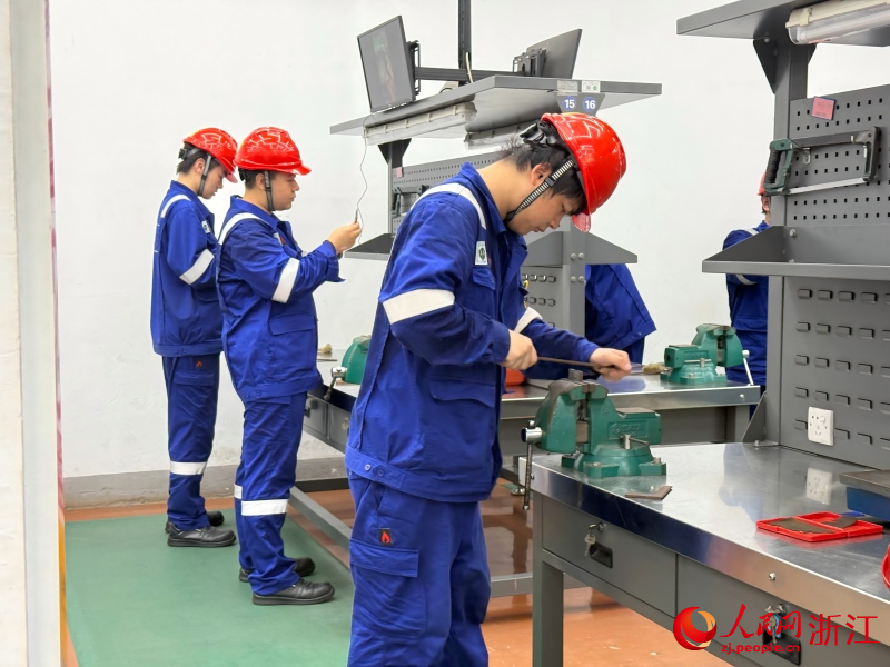 鼎盛工匠学院正在开展实训。人民网程欣 摄