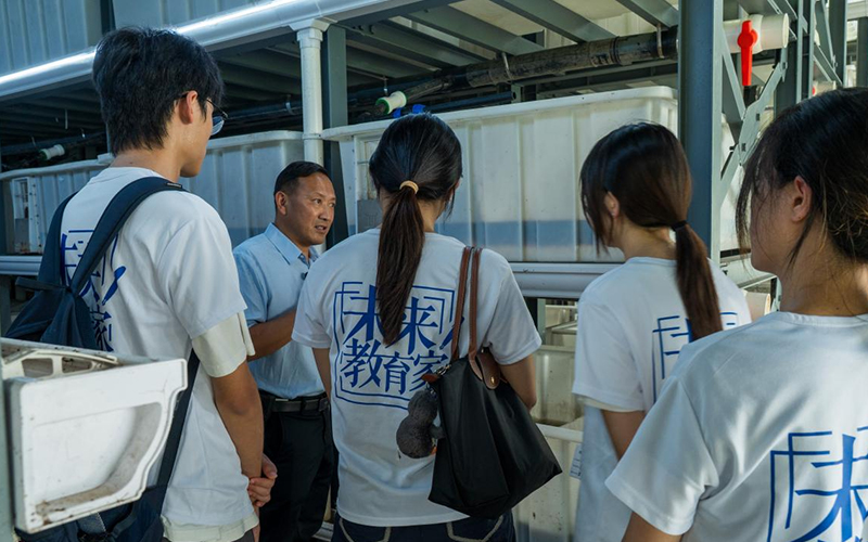 实践团走访珍珠养殖基地。浙江工业大学教育学院供图