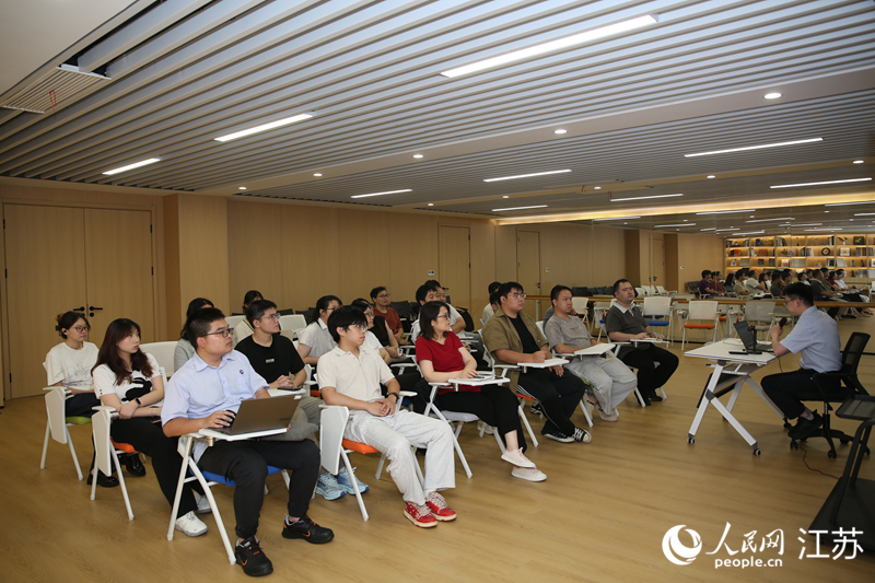 1.嘉壹度·青年社区的“技能夜校”AI专场。人民网 赵登岩摄