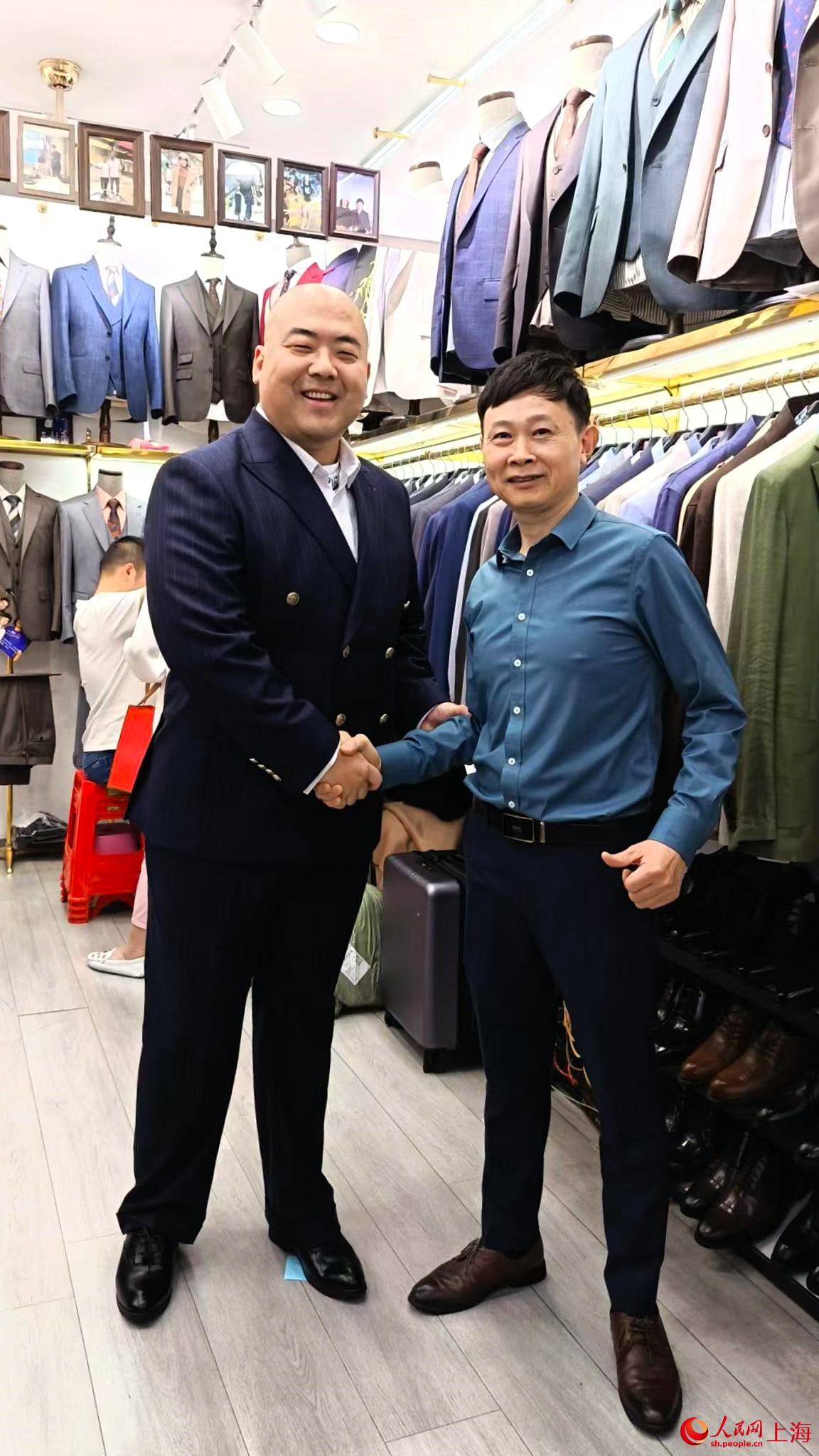 王俊生（左）与Peter Yin店主尹从耿合影。（受访者供图）
