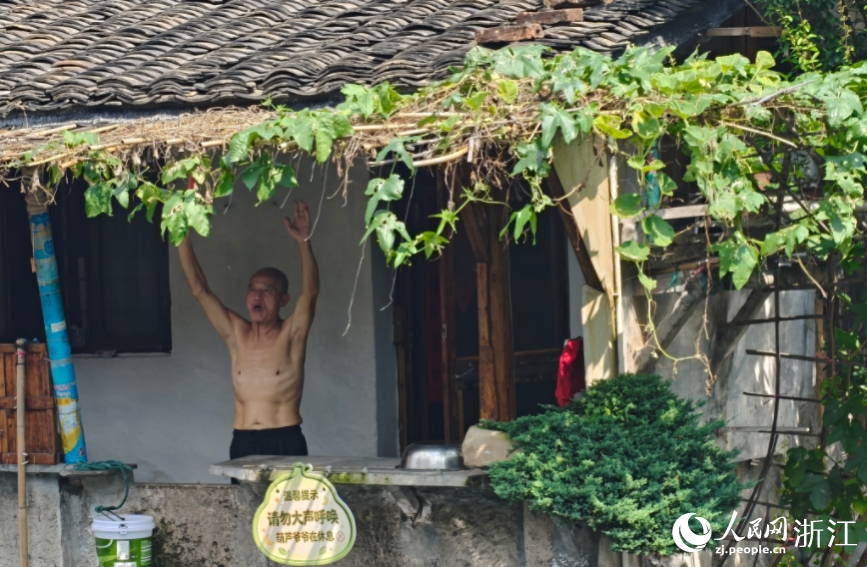 和游客互动。人民网记者 张丽玮摄