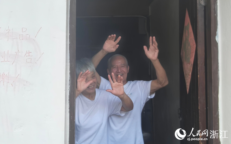 陈金敖夫妻向游客打招呼。人民网记者 张丽玮摄