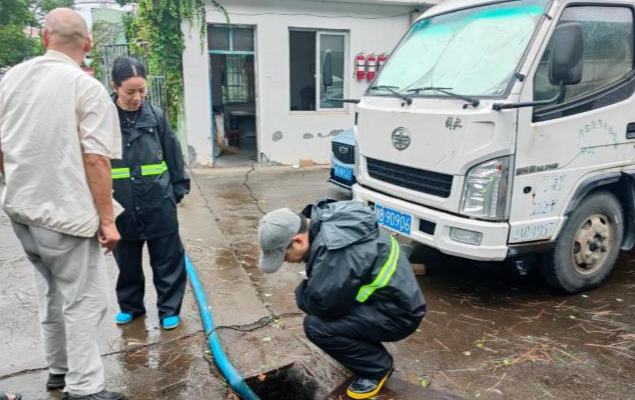 暖心送餐护工友 细排隐患守平安