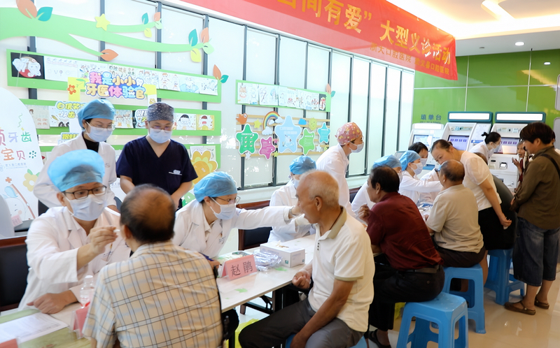 浙大口腔专家团队在武义为当地群众义诊。浙大口腔供图